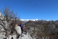 15. Kamen, vodič-ka i snijeg u daljini